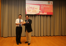 香港大學李嘉誠醫學院助理院長陳振勝教授(左)向平等機會委員會主席周一嶽醫生(右)贈送紀念品。